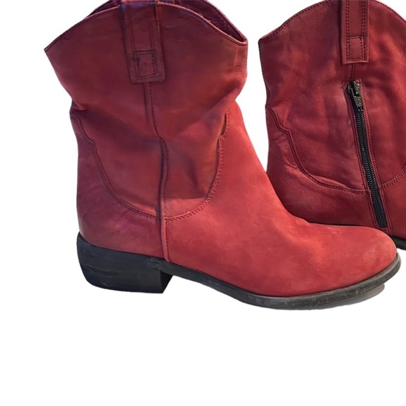 Arnold Churgin Red Nubuck Suede Block Heel
Zip Up Ankle Boots Size 6.5 - Picture 4 of 11